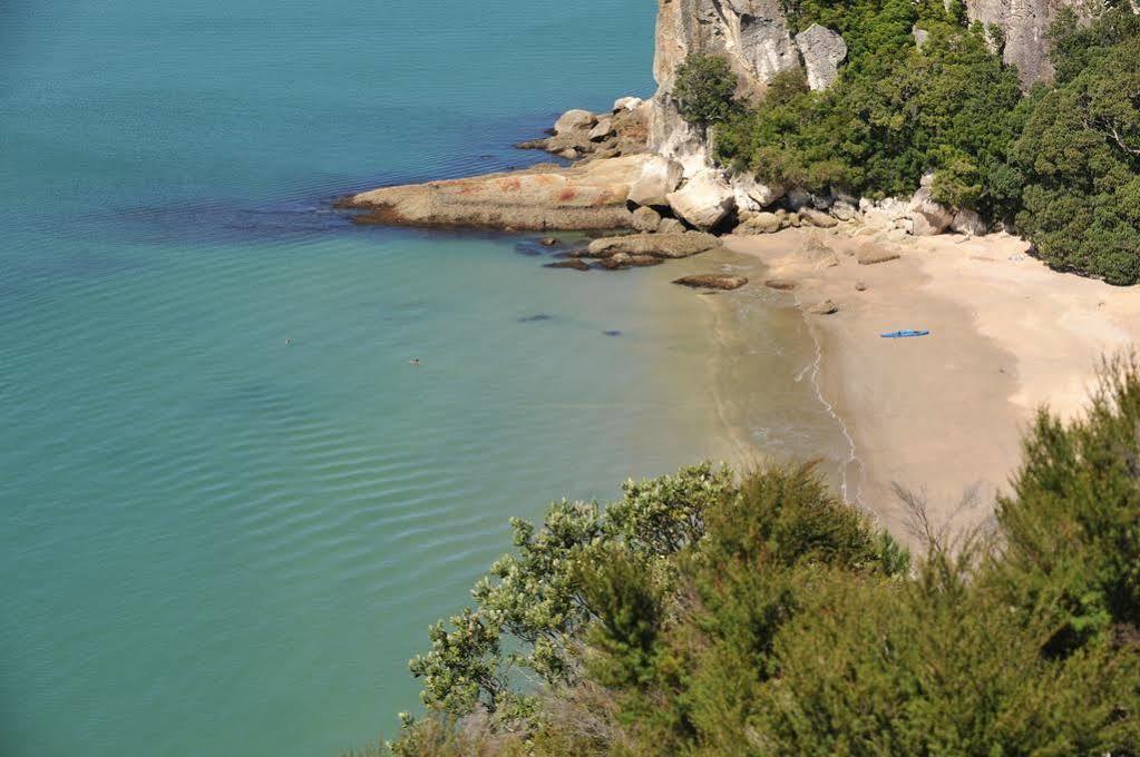 970 Lonely Bay Lodge Cooks Beach Exterior foto